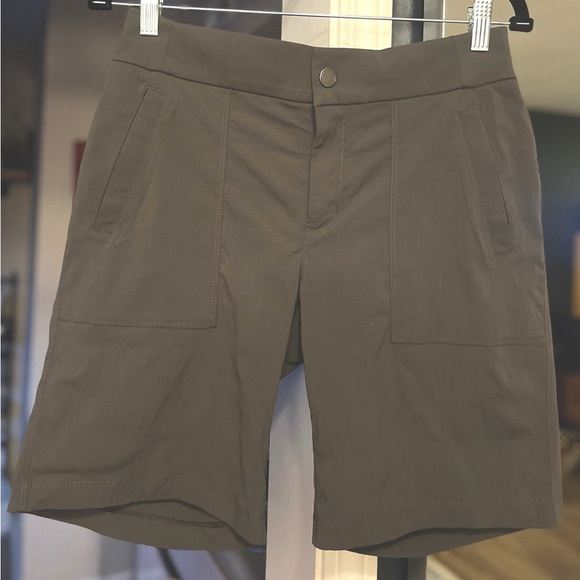 Athleta Pants - GW 2025 Athleta Sz 4 Women’s Lightweight Shorts w/front & back pockets
